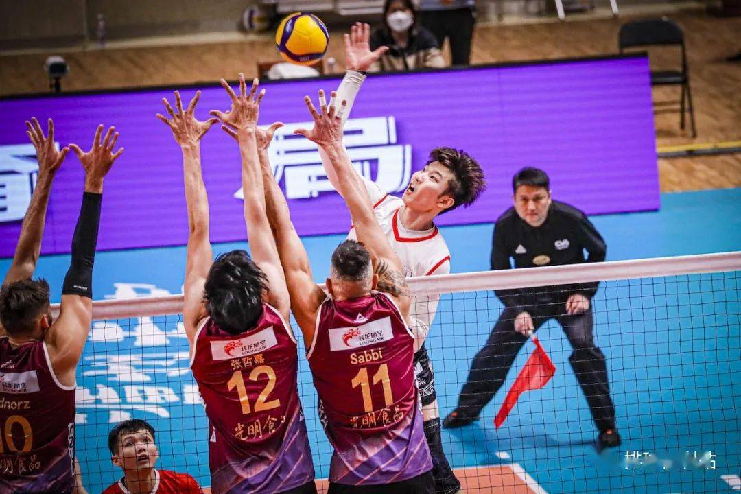 日本男排全力以赴力争金牌