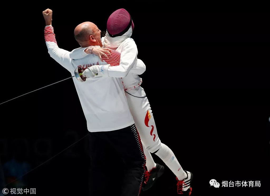 韩国选手在击剑比赛中夺得银牌