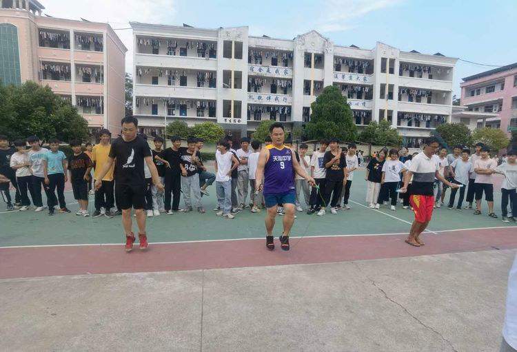 肯尼亚中长跑选手身手敏捷,赢得掌声 肯尼亚中长跑选手身手敏捷,赢得掌声