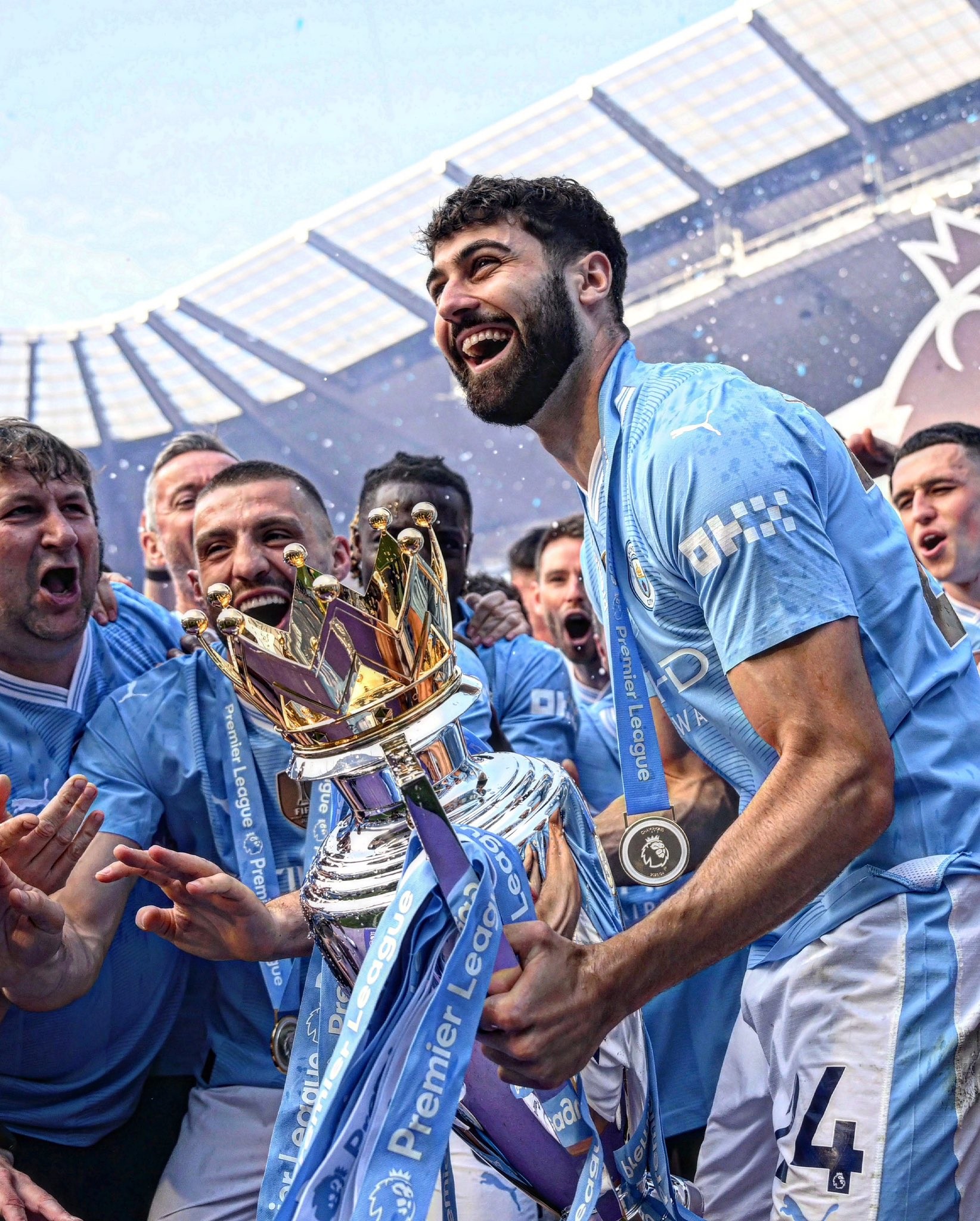 曼城大胜，卫冕冠军实力出击领先榜首