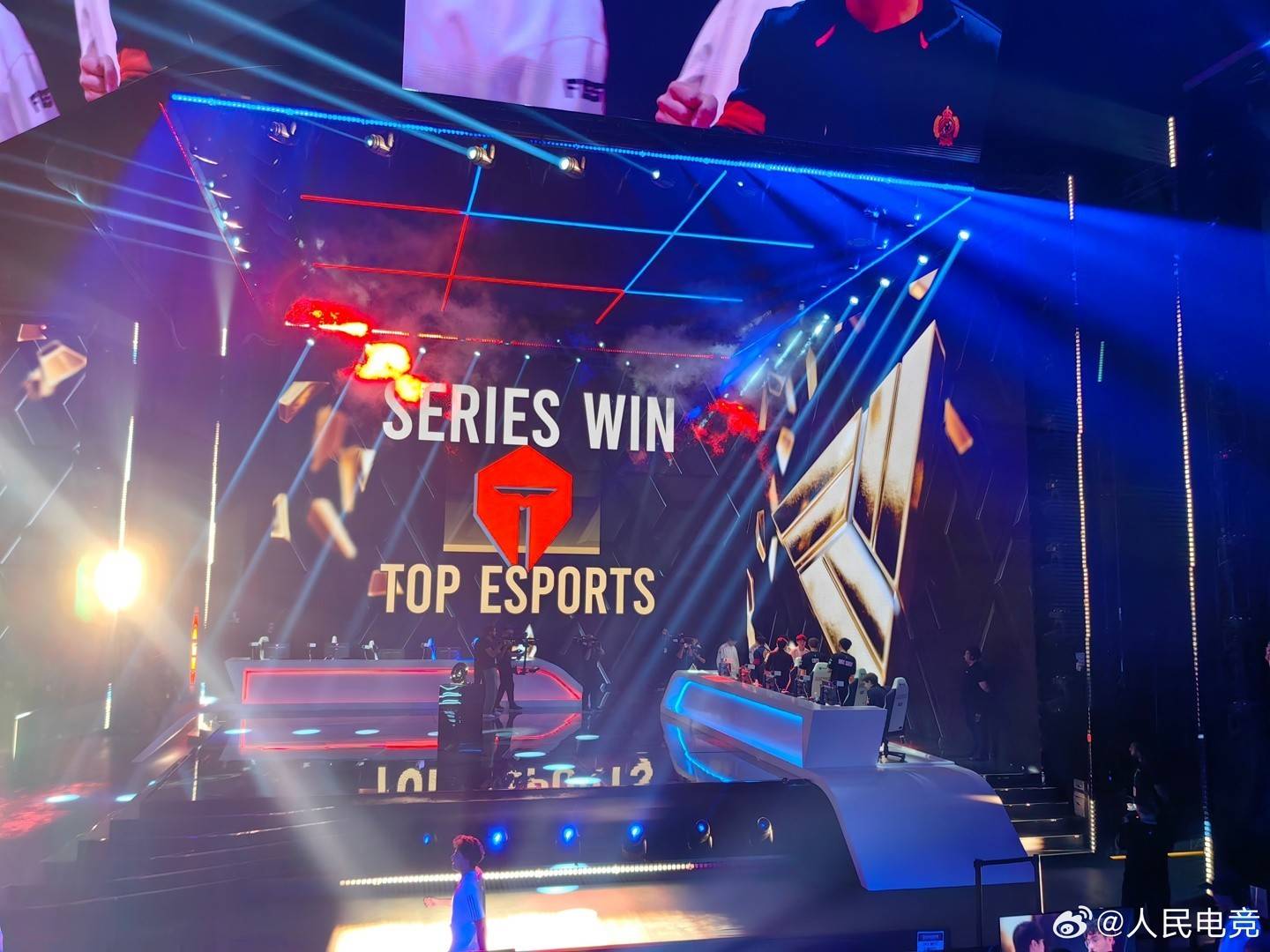 战队集体努力，夺取胜利晋级半决赛