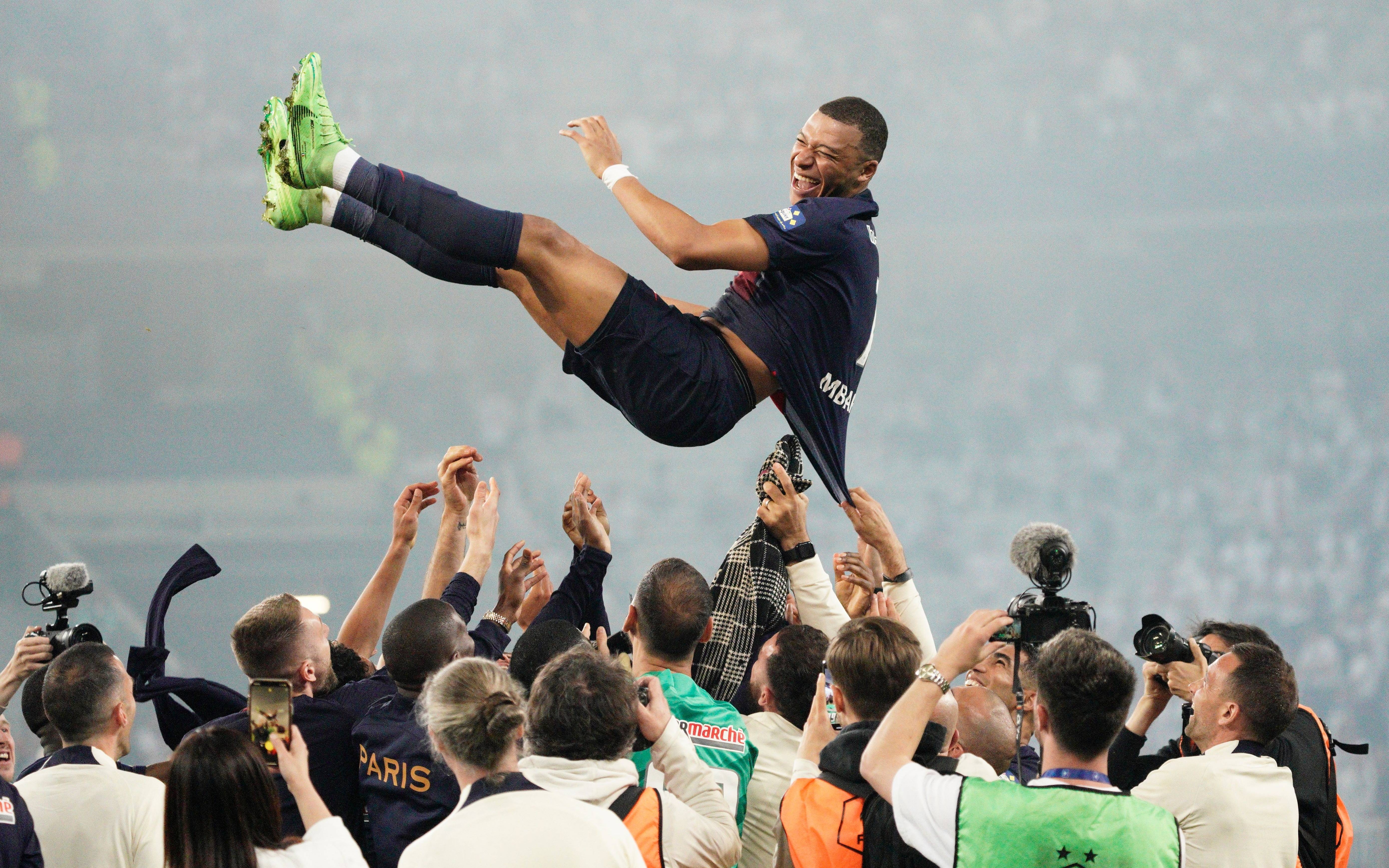 巴黎圣日耳曼球员庆祝胜利，为团队取得胜利