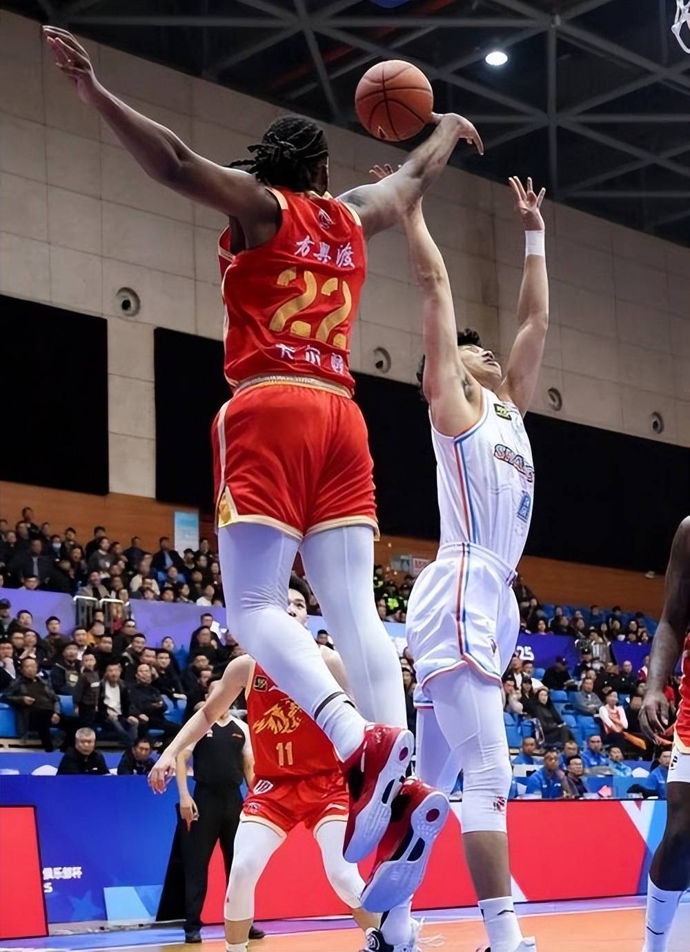 维罗纳客场逼平强敌，表现稳定