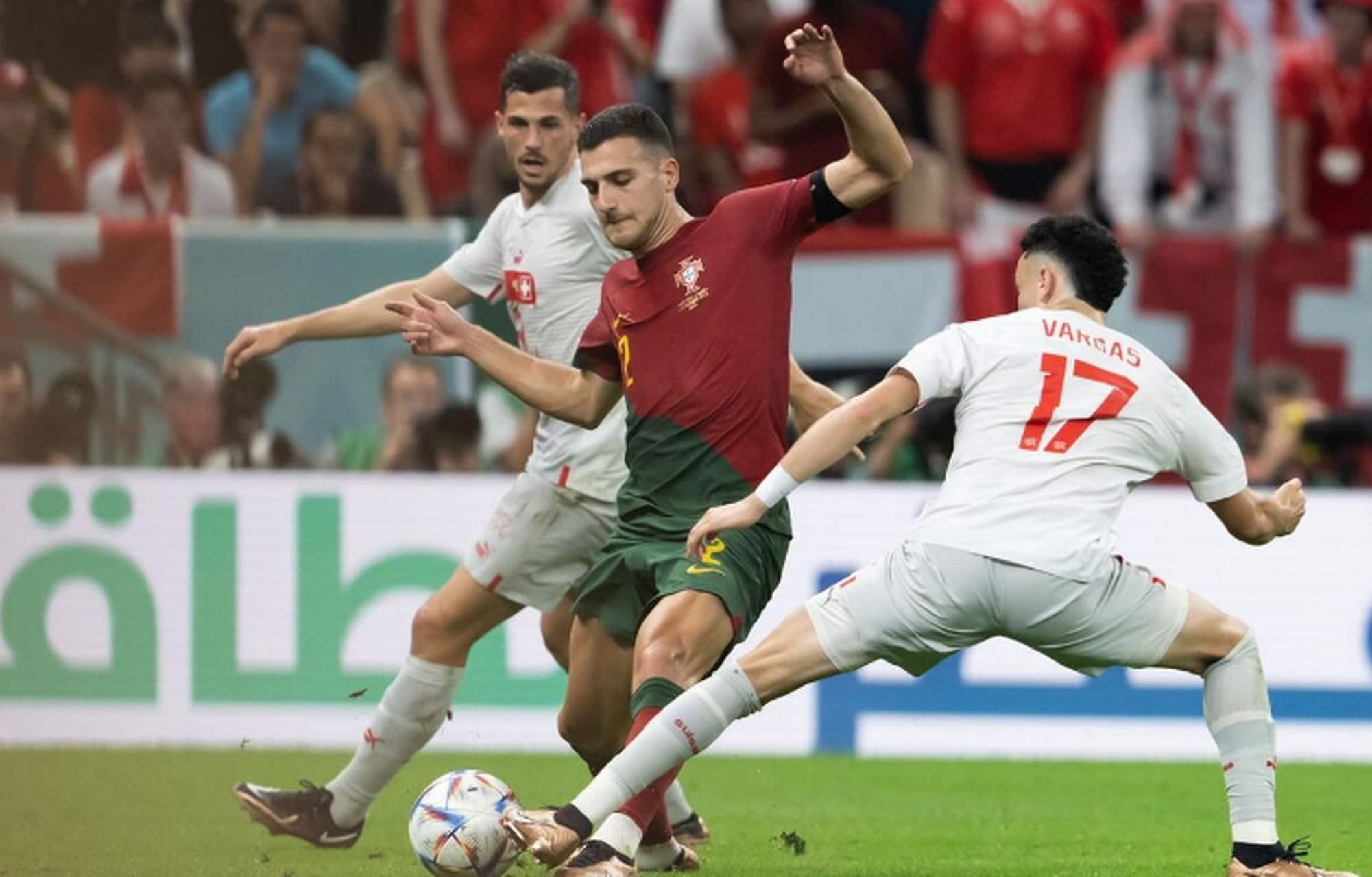 双方战术峰回路转,比赛节奏逐渐加快 双方战术峰回路转,比赛节奏逐渐加快